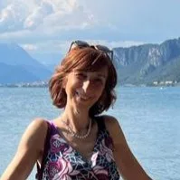 foto della psicologa Mina Mendola con il mare di sfondo